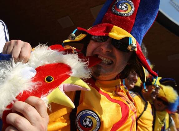 Rumänischer Fan vergeht sich am gallischen Hahn, dem Glücksbringer des französischen Teams -  Fußball Länderspiel Herren EURO 2008, EM, Nationalteam, Einzelbild Zürich Fußball Länderspiel Herren EURO 2008, EM, Nationalteam, Einzelbild Zürich