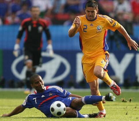 Cosmin Contra (Rumänien, re.) gegen Florent Malouda (Frankreich) - Fußball Länderspiel Herren EURO 2008, EM, Nationalteam, Nationaltrikot, Rumänien - Frankreich 0:0 Gruppe Zürich Dynamik, Kampf, Fußball Länderspiel Herren EURO 2008, EM, Nationalteam, Nationaltrikot, Rumänien - Frankreich 0:0 Gruppe Zürich Dynamik, Kampf,