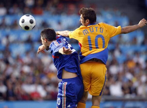 Adrian Mutu (Rumänien, re.) gegen Jeremy Toulalan (Frankreich) Fußball EM Herren Euro 2008, Länderspiel, Nationalteam, Nationaltrikot, Rumänien - Frankreich 0:0 Gruppe Zürich Dynamik, Fußball EM Herren Euro 2008, Länderspiel, Nationalteam, Nationaltrikot, Rumänien - Frankreich 0:0 Gruppe Zürich Dynamik,