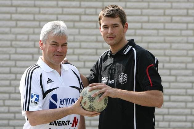 Trainer Heinz Prokop (Deutschland Bernburg, li.) mit seinem Sohn Christian Handball Herren Saison 2007 2008, Nord, SV Anhalt Bernburg, Fotoshooting, privat Gruppe Bernburg Handball Herren Saison 2007 2008, Nord, SV Anhalt Bernburg, Fotoshooting, privat Gruppe Bernburg