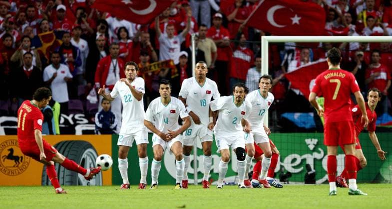 Freistoß Simao (Portugal, li.) gegen die Türkische Freistoßmauer v.li.: Hamit Altintop, Gökhan Zan, Kazim Colin Richards, Servet Cetin und Tuncay Sanli (alle Türkei) -  Fußball Länderspiel Herren EURO 2008, EM, Nationalteam, Nationaltrikot, Portugal - Türkei 2:0 Gruppe Genf Dynamik, Fußball Länderspiel Herren EURO 2008, EM, Nationalteam, Nationaltrikot, Portugal - Türkei 2:0 Gruppe Genf Dynamik,