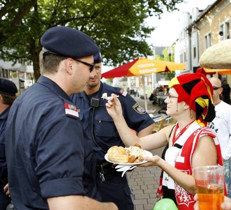 Weiblicher Fan versorgt Polizisten mit etwas Essen Fußball EM Herren Euro 2008, Länderspiel, Nationalteam, Deutschland - Polen 2:0 Gruppe Klagenfurt Harmonie, Fußball EM Herren Euro 2008, Länderspiel, Nationalteam, Deutschland - Polen 2:0 Gruppe Klagenfurt Harmonie,