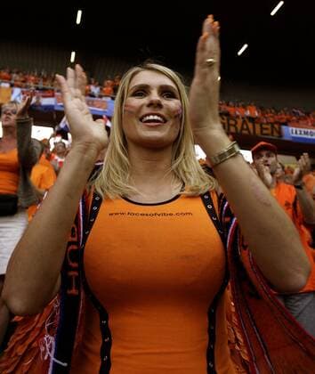 Daina Zagata (Fan NED). De Oranje Engel, --- Weiblicher niederländischer Fan applaudiert -  - NOxONLINExUSE Fußball EM Herren EURO 2008, Länderspiel, Nationalmannschaft, Niederlande Einzelbild Bern Sinnlichkeit, Fußball EM Herren EURO 2008, Länderspiel, Nationalmannschaft, Niederlande Einzelbild Bern Sinnlichkeit,