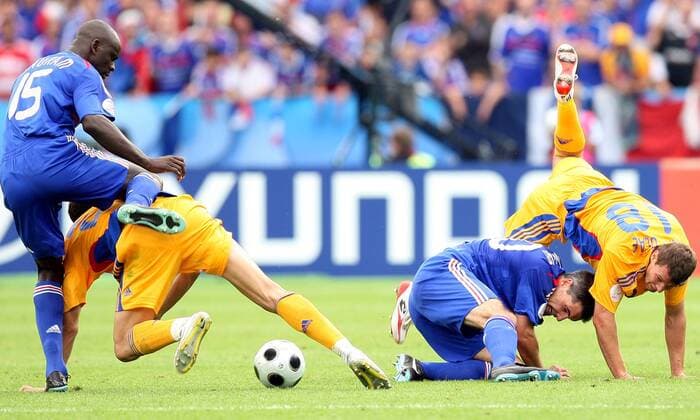 Lilian Thuram (li.) und Jeremy Toulalan (beide Frankreich, 2.v.re.) gegen Marius Niculae (Rumänien, re.) - Fußball Länderspiel Herren EURO 2008, EM, Nationalteam, Nationaltrikot, Rumänien - Frankreich 0:0 Gruppe Zürich Dynamik, Kampf, Fußball Länderspiel Herren EURO 2008, EM, Nationalteam, Nationaltrikot, Rumänien - Frankreich 0:0 Gruppe Zürich Dynamik, Kampf,