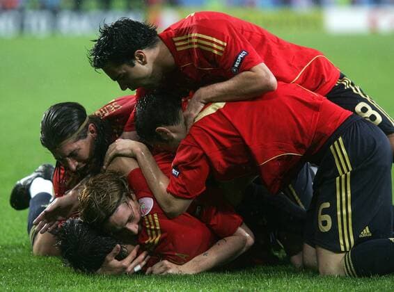 Torjubel Spanien, mit David Villa (u.), Fernando Torres und Sergio Ramos (li.) - Fußball EM Herren Euro 2008, Nationalmannschaft, Länderspiel, Nationaltrikot, Gruppe Innsbruck Freude, Begeisterung, Kameradschaft, Fußball EM Herren Euro 2008, Nationalmannschaft, Länderspiel, Nationaltrikot, Gruppe Innsbruck Freude, Begeisterung, Kameradschaft,