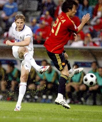 Roman Pavlyuchenko (Rußland, li.) gegen David Silva (Spanien) - Fußball EM Herren Euro 2008, Länderspiel, Nationalteam, Nationaltrikot, Spanien - Rußland 4:1 Gruppe Innsbruck Dynamik, Fußball EM Herren Euro 2008, Länderspiel, Nationalteam, Nationaltrikot, Spanien - Rußland 4:1 Gruppe Innsbruck Dynamik,