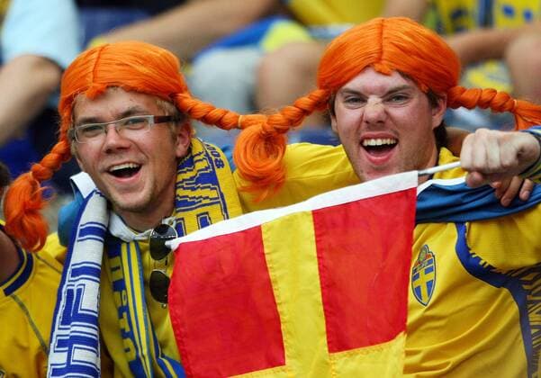 Zwei schwedische Fans mit Fanperücke - Fußball EM Herren EURO 2008, Länderspiel, Nationalmannschaft, Schweden Gruppe Salzburg Fußball EM Herren EURO 2008, Länderspiel, Nationalmannschaft, Schweden Gruppe Salzburg