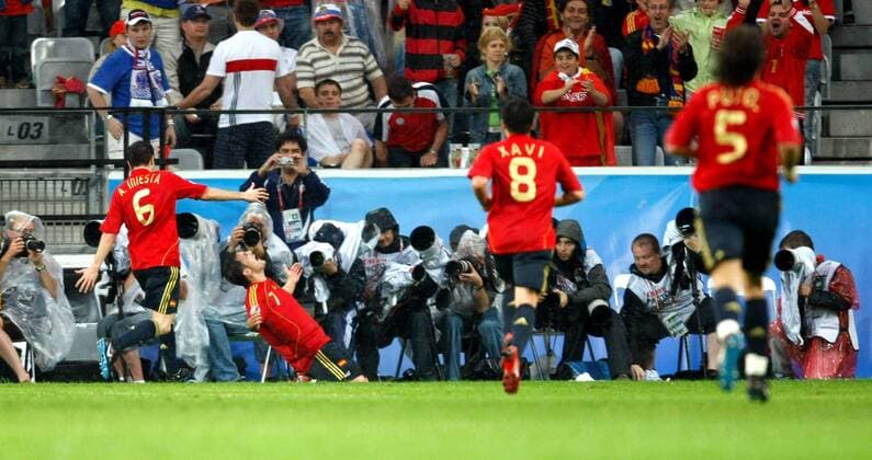 David Villa (Spanien, am Boden) - Torjubel -  Fußball EM Herren EURO 2008, Länderspiel, Nationalmannschaft, Nationaltrikot Totale Innsbruck Freude, Fußball EM Herren EURO 2008, Länderspiel, Nationalmannschaft, Nationaltrikot Totale Innsbruck Freude,