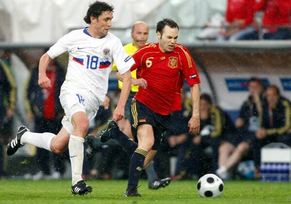 Andres Iniesta (Spanien, re.) gegen Yuriy Zhirkov (Russland) -  Fußball EM Herren EURO 2008, Länderspiel, Nationalmannschaft, Nationaltrikot Gruppe Innsbruck Dynamik, Fußball EM Herren EURO 2008, Länderspiel, Nationalmannschaft, Nationaltrikot Gruppe Innsbruck Dynamik,