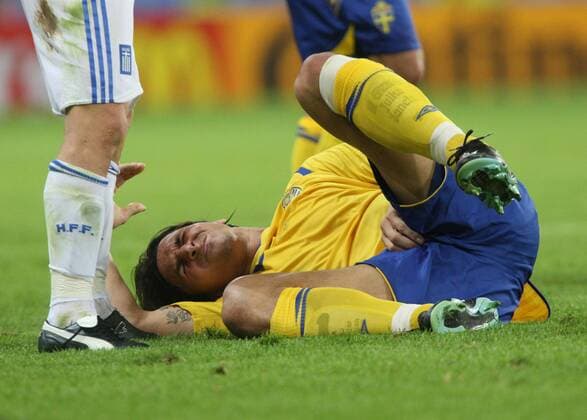 Zlatan Ibrahimovic (Schweden) schmerzverzehrt am Boden Fußball EM Herren Euro 2008, Länderspiel, Nationalteam, Nationaltrikot, Griechenland - Schweden Gruppe Salzburg Fußball EM Herren Euro 2008, Länderspiel, Nationalteam, Nationaltrikot, Griechenland - Schweden Gruppe Salzburg