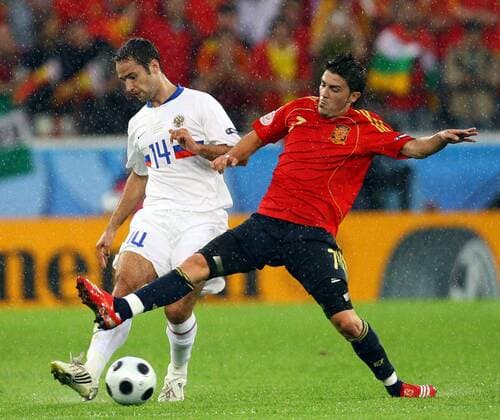 Roman Shirokov (Russland, li.) gegen David Villa (Spanien) -  (080610SEB011) Fußball EM Herren EURO 2008, Länderspiel, Nationalmannschaft, Nationaltrikot Gruppe Innsbruck Dynamik, Fußball EM Herren EURO 2008, Länderspiel, Nationalmannschaft, Nationaltrikot Gruppe Innsbruck Dynamik,