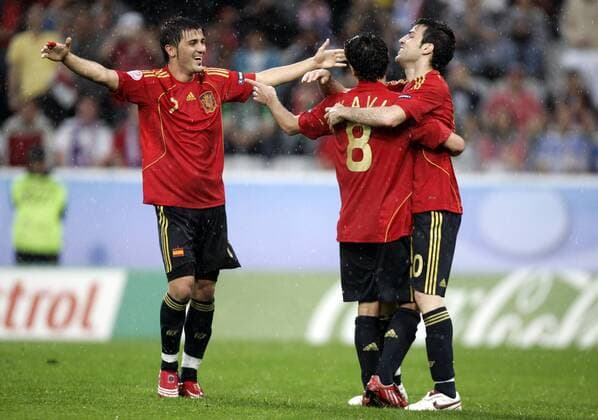 Torjubel Spanien, v.li.: David Villa, Xavi Hernandez und Cesc Fabregas Fußball EM Herren Euro 2008, Länderspiel, Nationalmannschaft, Nationaltrikot, Spanien Gruppe Innsbruck Freude, Fußball EM Herren Euro 2008, Länderspiel, Nationalmannschaft, Nationaltrikot, Spanien Gruppe Innsbruck Freude,