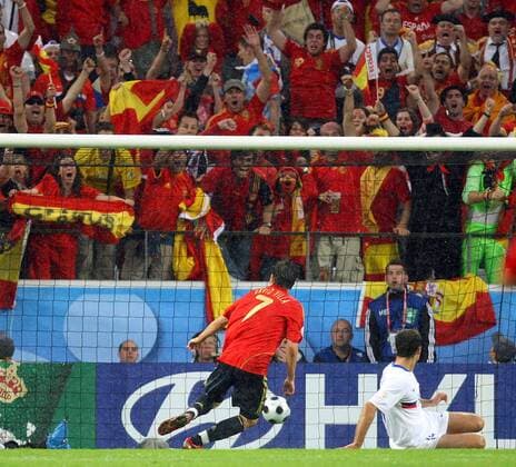David Villa (Spanien, li.) trifft eines seiner 3 Tore -  (080610SEB010) Fußball EM Herren EURO 2008, Länderspiel, Nationalmannschaft, Nationaltrikot Gruppe Innsbruck Dynamik, Fußball EM Herren EURO 2008, Länderspiel, Nationalmannschaft, Nationaltrikot Gruppe Innsbruck Dynamik,