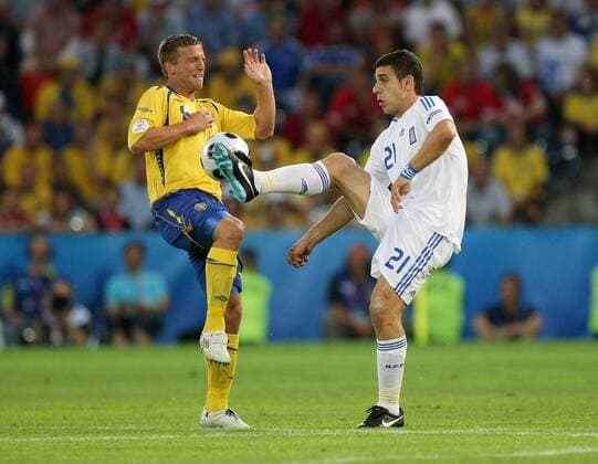 Konstantinos Katsouranis (Griechenland, re.) gegen Anders Svensson (Schweden) Fußball EM Herren Euro 2008, Länderspiel, Nationalteam Gruppe Salzburg Dynamik, Kampf, Fußball EM Herren Euro 2008, Länderspiel, Nationalteam Gruppe Salzburg Dynamik, Kampf,