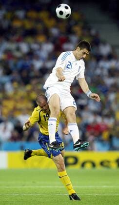 Kostas Katsouranis (Griechenland, re.) gegen Daniel Andersson (Schweden) Fußball EM Herren EURO 2008, Länderspiel, Nationalmannschaft, Nationaltrikot Gruppe Salzburg Dynamik, Fußball EM Herren EURO 2008, Länderspiel, Nationalmannschaft, Nationaltrikot Gruppe Salzburg Dynamik,