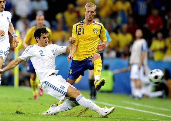 Georgios Seitaridis (Griechenland, li.) gegen Christian Wilhelmsson (Schweden) - Fußball EM Herren Euro 2008, Nationalmannschaft, Länderspiel, Nationaltrikot, Griechenland - Schweden Gruppe Salzburg Dynamik, Fußball EM Herren Euro 2008, Nationalmannschaft, Länderspiel, Nationaltrikot, Griechenland - Schweden Gruppe Salzburg Dynamik,