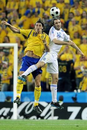 Zlatan Ibrahimovic (Schweden, li.) gegen Sotirios Kyrgiakos (Griechenland) - Fußball EM Herren Euro 2008, Nationalmannschaft, Länderspiel, Nationaltrikot, Schweden - Griechenland Gruppe Salzburg Dynamik, Fußball EM Herren Euro 2008, Nationalmannschaft, Länderspiel, Nationaltrikot, Schweden - Griechenland Gruppe Salzburg Dynamik,