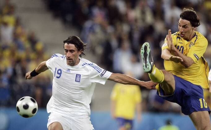 Paraskevas Antzas (Griechenland, li.) gegen Zlatan Ibrahimovic (Schweden) Fußball EM Herren Euro 2008, Länderspiel, Nationalteam, Nationaltrikot, Griechenland - Schweden 0:2 Gruppe Salzburg Dynamik, Fußball EM Herren Euro 2008, Länderspiel, Nationalteam, Nationaltrikot, Griechenland - Schweden 0:2 Gruppe Salzburg Dynamik,