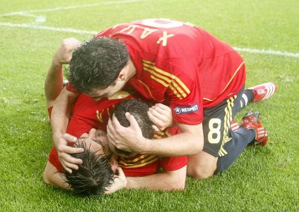 Torjubel Spanien: Xavi Hernandez (obenauf), Andres Iniesta (Mitte) und David Villa - Fußball EM Herren Euro 2008, Länderspiel, Nationalmannschaft, Nationaltrikot Gruppe Innsbruck Freude, Begeisterung, Fußball EM Herren Euro 2008, Länderspiel, Nationalmannschaft, Nationaltrikot Gruppe Innsbruck Freude, Begeisterung,