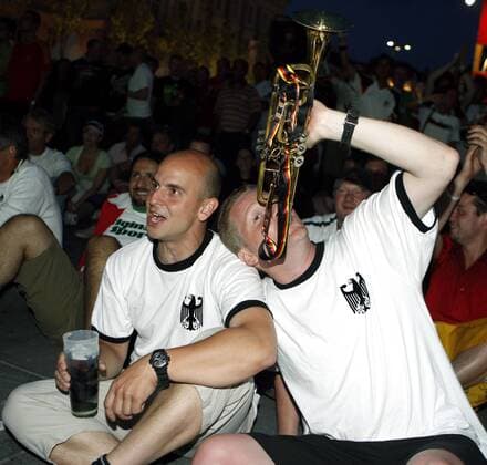 Deutsche Fans beim Public Viewing in Klagenfurt Fußball EM Herren Euro 2008, Länderspiel, Nationalmannschaft, Fanfest, Fan Fest, Party, Fanzone, Zone, Fanmeile Gruppe Klagenfurt Fußball EM Herren Euro 2008, Länderspiel, Nationalmannschaft, Fanfest, Fan Fest, Party, Fanzone, Zone, Fanmeile Gruppe Klagenfurt