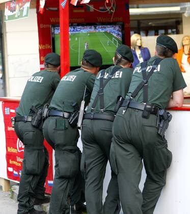 Polizisten schauen während des Public Viewings in Klagenfurt auf einen Fernseher Fußball EM Herren Euro 2008, Länderspiel, Nationalmannschaft, Fanfest, Fan Fest, Party, Fanzone, Zone, Fanmeile Gruppe Klagenfurt Fußball EM Herren Euro 2008, Länderspiel, Nationalmannschaft, Fanfest, Fan Fest, Party, Fanzone, Zone, Fanmeile Gruppe Klagenfurt