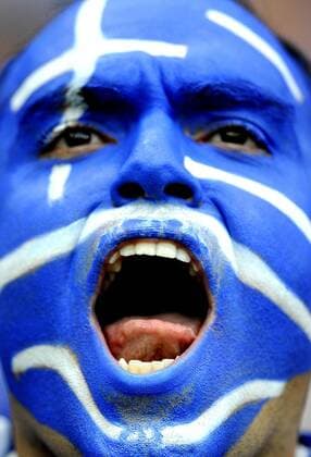 Griechischer Fan mit Gesichtsbemalung -  Fußball EM Herren Euro 2008, Länderspiel, Nationalteam, Griechenland Porträt Salzburg Fußball EM Herren Euro 2008, Länderspiel, Nationalteam, Griechenland Porträt Salzburg