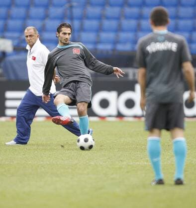 Hamit Altintop (Mitte) und Nationaltrainer Fatih Terim (beide Türkei) -  Fußball EM Herren Euro 2008, Nationalteam, Training Gruppe Basel Fußball EM Herren Euro 2008, Nationalteam, Training Gruppe Basel