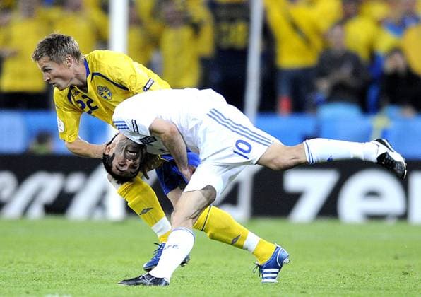 Markus Rosenberg (Schweden, li.) gegen Giorgios Karagounis (Griechenland) - Fußball EM Herren Euro 2008, Länderspiel, Nationalteam, Nationaltrikot, Schweden - Griechenland 2:0 Gruppe Salzburg Dynamik, Kampf, Fußball EM Herren Euro 2008, Länderspiel, Nationalteam, Nationaltrikot, Schweden - Griechenland 2:0 Gruppe Salzburg Dynamik, Kampf,