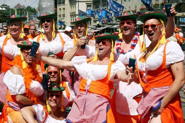 Niederländischer Fan als Frauen in Trachten verkleidet -  Fußball EM Herren Euro 2008, Länderspiel, Nationalmannschaft Gruppe Bern Begeisterung Fußball EM Herren Euro 2008, Länderspiel, Nationalmannschaft Gruppe Bern Begeisterung
