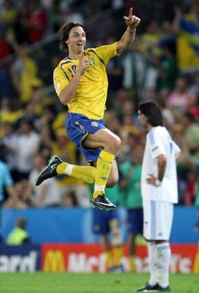 Zlatan Ibrahimovic (Schweden) - Torjubel Fußball EM Herren Euro 2008, Länderspiel, Nationalmannschaft, Nationaltrikot, Griechenland - Schweden 0:2 Einzelbild o0 Salzburg Freude, Begeisterung, Fußball EM Herren Euro 2008, Länderspiel, Nationalmannschaft, Nationaltrikot, Griechenland - Schweden 0:2 Einzelbild o0 Salzburg Freude, Begeisterung,
