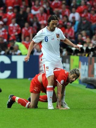 Valon Behrami (Schweiz) krabbelt durch Marek Jankulovski (Tschechien) hindurch - Fußball EM Herren Euro 2008, Länderspiel, Nationalteam, Nationaltrikot, Schweiz - Tschechien 0:1 Gruppe Basel Fußball EM Herren Euro 2008, Länderspiel, Nationalteam, Nationaltrikot, Schweiz - Tschechien 0:1 Gruppe Basel