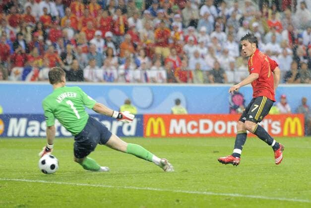 David Villa (Spanien, re.) erzielt den Treffer zum 2.0 gegen Torwart Igor Akinfeev (Rußland) Fußball EM Herren EURO 2008, Länderspiel, Nationalteam, Nationaltrikot, Spanien - Rußland 4:1 Gruppe Innsbruck Dynamik, Fußball EM Herren EURO 2008, Länderspiel, Nationalteam, Nationaltrikot, Spanien - Rußland 4:1 Gruppe Innsbruck Dynamik,