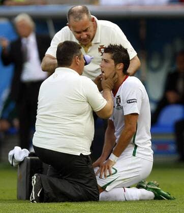 Cristiano Ronaldo (Portugal) wird verletzt behandelt -  - NOxONLINExUSE Fußball EM Herren Euro 2008, Länderspiel, Nationalteam, Nationaltrikot, Gruppe Genf Fußball EM Herren Euro 2008, Länderspiel, Nationalteam, Nationaltrikot, Gruppe Genf