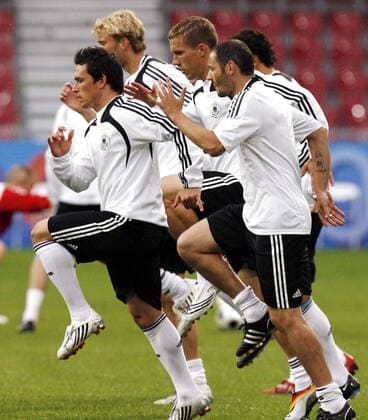 Piotr Trochowski (li.), Lukas Podolski (Mitte) und Oliver Neuville (alle Deutschland) -  Fußball EM Herren EURO 2008, Nationalmannschaft, Training Gruppe Klagenfurt Fußball EM Herren EURO 2008, Nationalmannschaft, Training Gruppe Klagenfurt