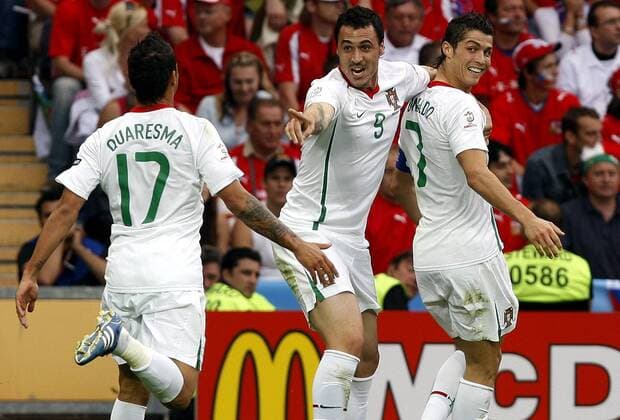Cristiano Ronaldo (re.) und Hugo Almeida (beide Portugal, Mitte) - Torjubel -  - NOxONLINExUSE Fußball EM Herren Euro 2008, Länderspiel, Nationalteam, Nationaltrikot Gruppe Genf Freude,