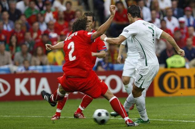 Cristiano Ronaldo (Portugal, re.) trifft zum 1:2 -  - NOxONLINExUSE Fußball EM Herren Euro 2008, Länderspiel, Nationalteam, Nationaltrikot, Tschechien - Portugal 1:3 Gruppe Genf Dynamik,