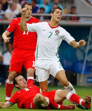 Cristiano Ronaldo (Portugal, re.) gegen Tomas Galasek (Mitte) und Stanislav Vlcek (beide Tschechien) -  Fußball EM Herren Euro 2008, Länderspiel, Nationalteam, Nationaltrikot, Tschechien - Portugal 1:3 Gruppe Genf Dynamik, Kampf,