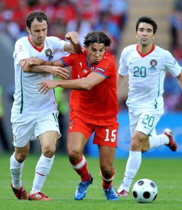 Milan Baros (Tschechien, Mitte) gegen Ricardo Carvalho (Portugal, li.) - Fußball EM Herren Euro 2008, Länderspiel, Nationalteam, Nationaltrikot, Tschechien - Portugal 1:3 Gruppe Genf Dynamik, Kampf,