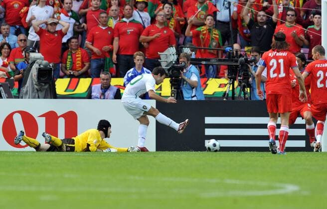 Deco (Portugal, Mitte) trifft zum 0:1 gegen Torwart Petr Cech (Tschechien) - Fußball EM Herren Euro 2008, Länderspiel, Nationalteam, Nationaltrikot, Tschechien - Portugal 1:3 Totale Genf Dynamik,
