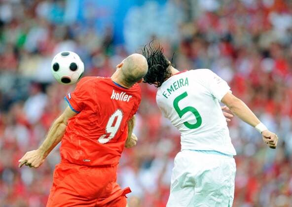 Jan Koller (Tschechien, li.) gegen Fernando Meira (Portugal) - Fußball EM Herren Euro 2008, Länderspiel, Nationalteam, Nationaltrikot, Tschechien - Portugal 1:3 Gruppe Genf Dynamik, Kampf,