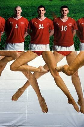 Werbeplakat vom Theater Basel wünscht dem Nationalteam der Schweiz alles Gute und hat Mario Eggimann (Mitte), Tranquillo Barnetta (re.) und Philippe Senderos gleich einmal Ballettbeine verpasst Fußball EM Herren Euro 2008, Fußballfieber, Nationalteam o0 Frau, Mann Einzelbild Basel