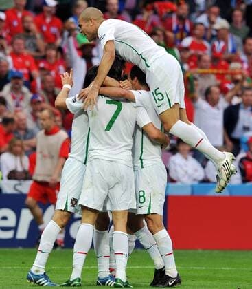 Torjubel Portugal mit Pepe (re.) - Fußball EM Herren Euro 2008, Länderspiel, Nationalteam, Nationaltrikot, Gruppe Genf Freude,