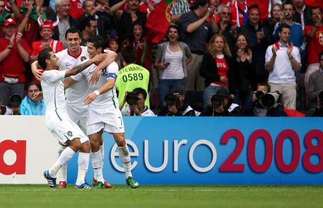 Torjubel Portugal, v.re.: Cristiano Ronaldo, Hugo Almeida und Quaresma -  Fußball EM Herren EURO 2008, Länderspiel, Nationalteam, Nationaltrikot Gruppe Genf Freude, Begeisterung,