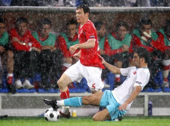 Stephan Lichtsteiner (Schweiz, li.) gegen Arda Turan (Türkei) -  Fußball EM Herren EURO 2008, Länderspiel, Nationalmannschaft, Nationaltrikot Gruppe Basel Dynamik,