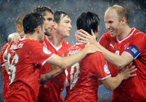 Torjubel Schweiz, v.re.: Ludovic Magnin, Hakan Yakin, Stephan Lichtsteiner, Valon Behrami und Tranquillo Barnetta - Fußball EM Herren Euro 2008, Länderspiel, Nationalteam, Nationaltrikot Gruppe Basel Begeisterung, Freude,