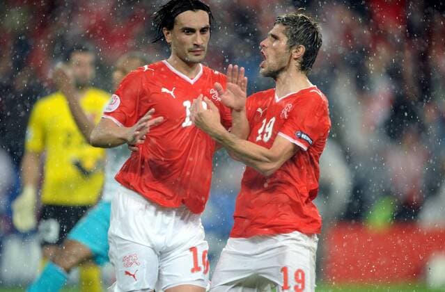 Torschütze Hakan Yakin (li.) und Valon Behrami (beide Schweiz) - Torjubel - Fußball EM Herren Euro 2008, Länderspiel, Nationalteam, Nationaltrikot Gruppe Basel Begeisterung, Freude,