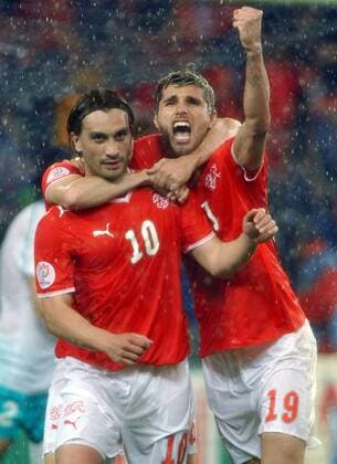 Hakan Yakin (li.) und Valon Behrami (beide Schweiz) - Torjubel Fußball EM Herren Euro 2008, Länderspiel, Nationalteam, Nationaltrikot Gruppe Basel Freude, Begeisterung,