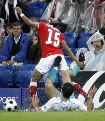 Gelson Fernandes (Schweiz) bekommt von Arda Turan (Türkei) einen Tritt in den Hintern -  Fußball EM Herren EURO 2008, Länderspiel, Nationalmannschaft, Nationaltrikot Gruppe Basel Dynamik,