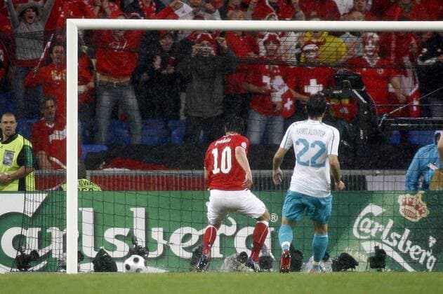 Hakan Yakin (Schweiz, li.) trifft zum 1:0 gegen Hamit Altintop (Türkei) -  Fußball EM Herren EURO 2008, Länderspiel, Nationalmannschaft, Nationaltrikot Gruppe Basel Dynamik,