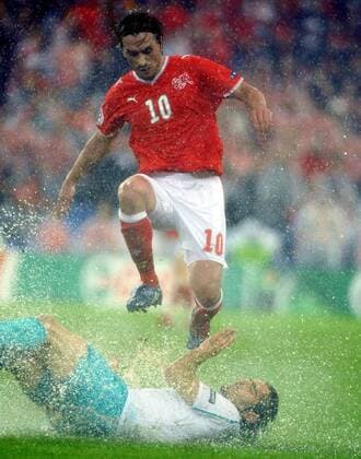 Hakan Yakin (Schweiz, obenauf) gegen Hamit Altintop (Türkei) Fußball EM Herren Euro 2008, Länderspiel, Nationalteam, Nationaltrikot, Schweiz - Türkei 1:2 Gruppe Basel Dynamik, Kampf,